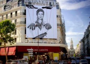 프랑스 라파예테 백화점 외벽에 걸렸다는 합성사진이 한 때 인터넷을 강타했었다